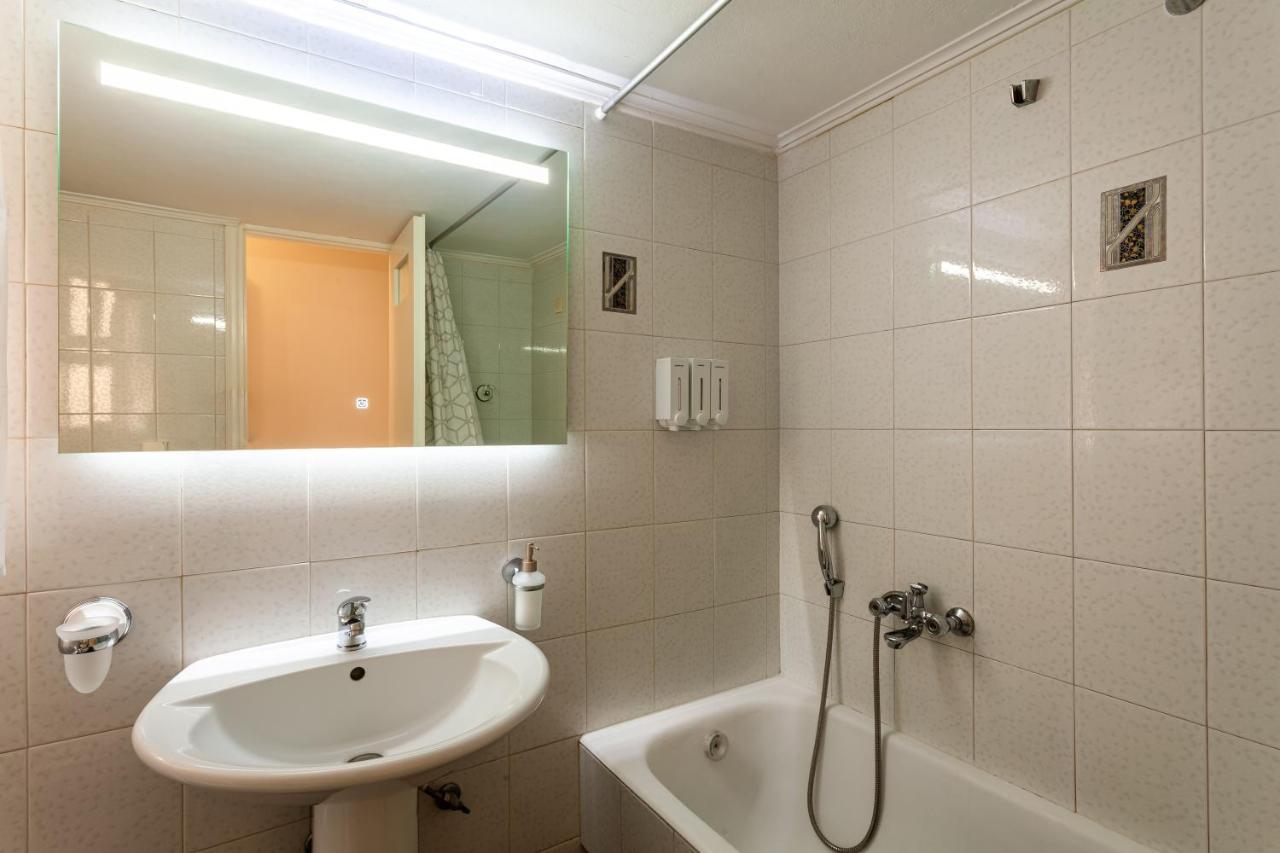 Old - Minimal Urban Retreat Apartment Kalamata